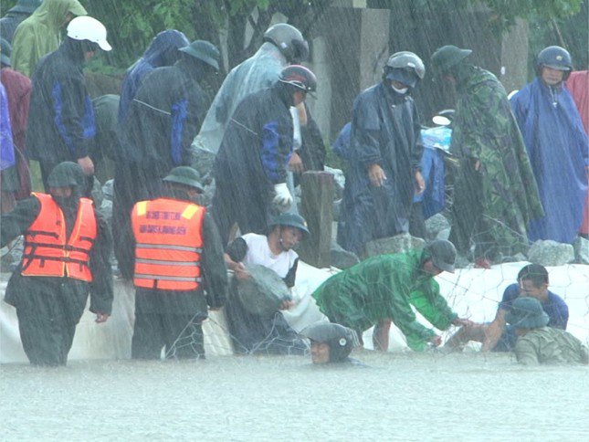 Hơn 5 giờ vật lộn trong mưa lũ để giúp dân hộ đê, bảo vệ hàng trăm ha hồ nuôi thủy sản - 1