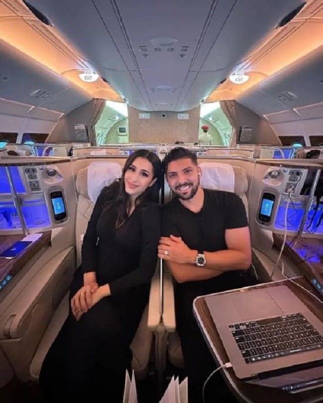 Tự xưng là "bà nội trợ Dubai", Linda Andrade đã kết hôn với Ricky Andrade - một nhà kinh doanh ngoại hối và tiền điện tử ở Dubai.
