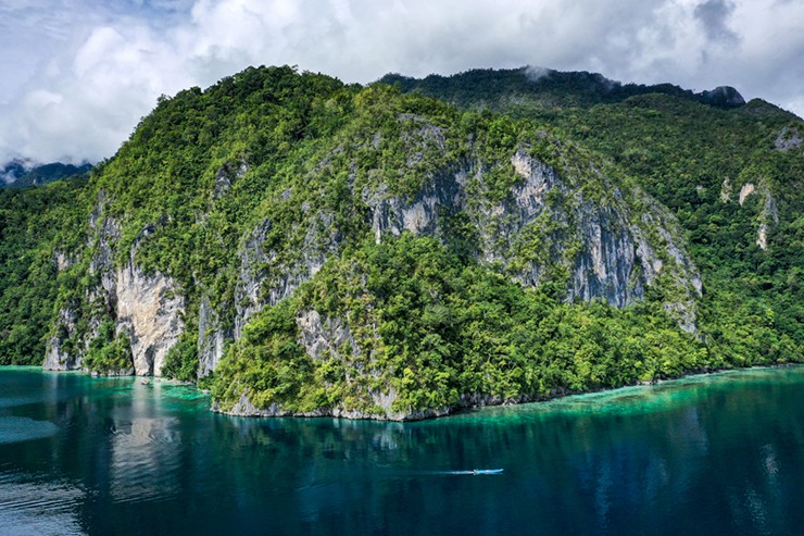 Đảo Seram nằm gần đảo Ambon sầm uất ở Maluku, Indonesia. Để đến đây, du khách phải bay đến sân bay quốc tế Pattimura ở Ambon và sau đó đến bến phà ở Tulehu. Tại đây, bạn sẽ bắt chuyến phà nhanh đến cảng Amahai trên đảo Seram.
