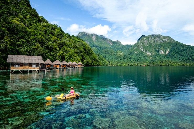 Trên bãi biển Ora vô cùng xinh đẹp là khung cảnh những ngôi nhà gỗ trên mặt nước với ngọn núi ở xa xa. Đây chính là một trong những điểm thu hút chính của đảo Seram.
