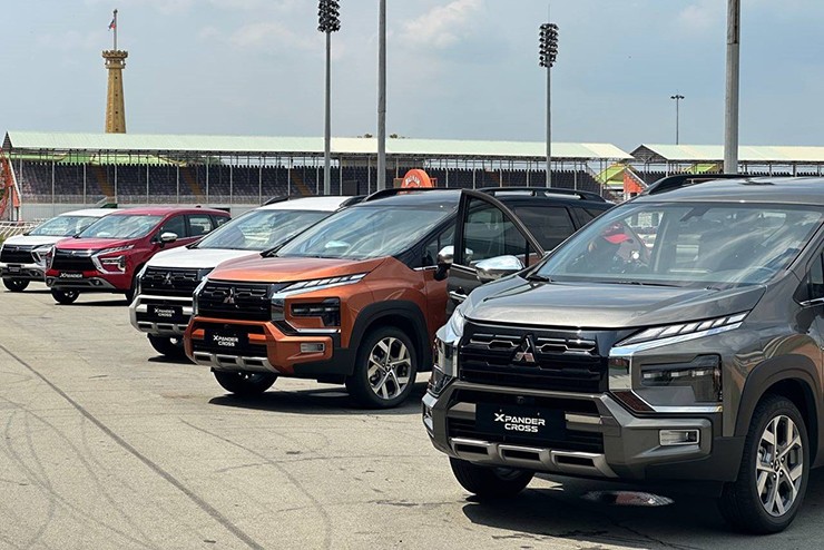 Giá xe Mitsubishi Xpander Cross lăn bánh tháng 10/2023, hỗ trợ 50% LPTB và quà tặng - 1