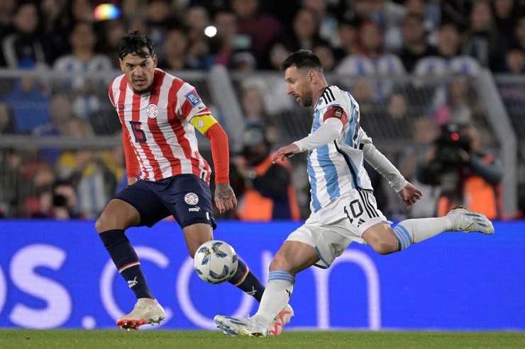 Messi 2 lần bị cột dọc khước từ