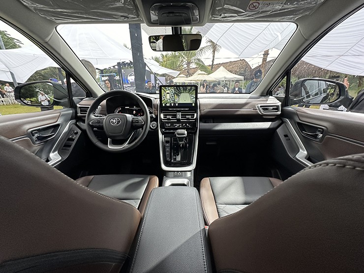 Cận cảnh mẫu xe Toyota Innova Cross phiên bản động cơ xăng, giá bán 810 triệu đồng