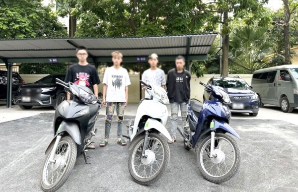Hai thiếu niên 15 tuổi trong nhóm chặn xe, chém người cướp xe máy trong đêm khuya - 4