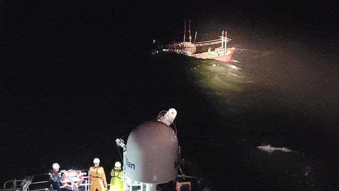 Mưa lớn ở miền Trung: Cứu sống 14 thuyền viên bị chìm thuyền - 1