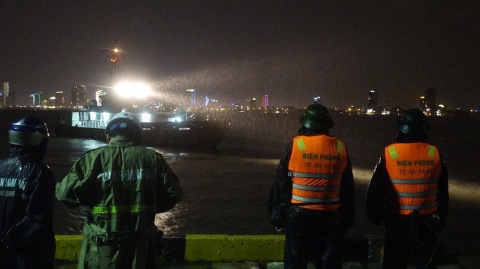 Mưa lớn ở miền Trung: Cứu sống 14 thuyền viên bị chìm thuyền - 2