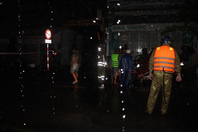 Trắng đêm ngâm mình trong nước giúp dân di dời khỏi vùng ngập lụt - 7