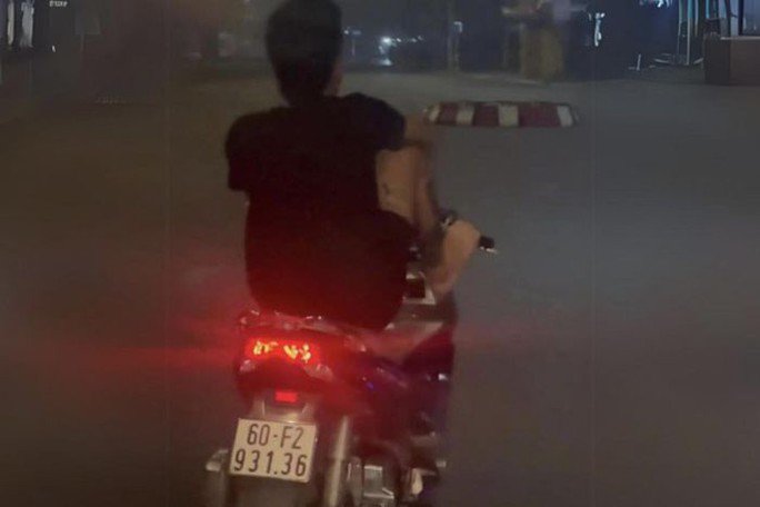 Xác định chủ phương tiện vụ lái xe máy bằng chân ở Đồng Nai - 1