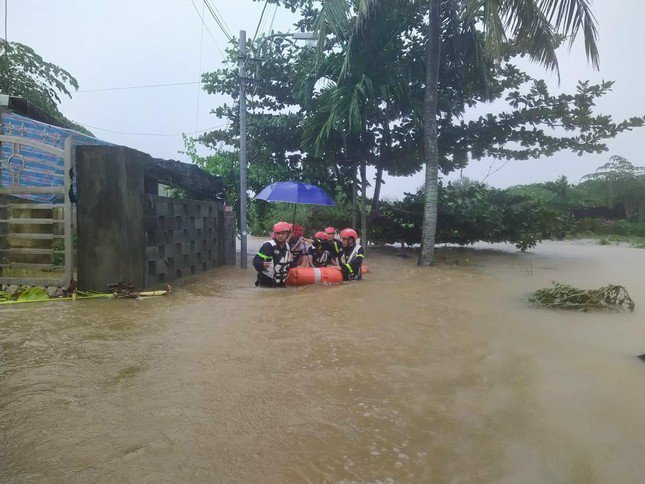 Công an Đà Nẵng tung quân ứng cứu, tiếp tế cho người dân vùng ngập lụt - 7