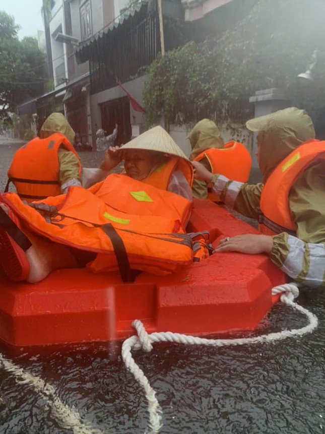 Công an Đà Nẵng tung quân ứng cứu, tiếp tế cho người dân vùng ngập lụt - 3