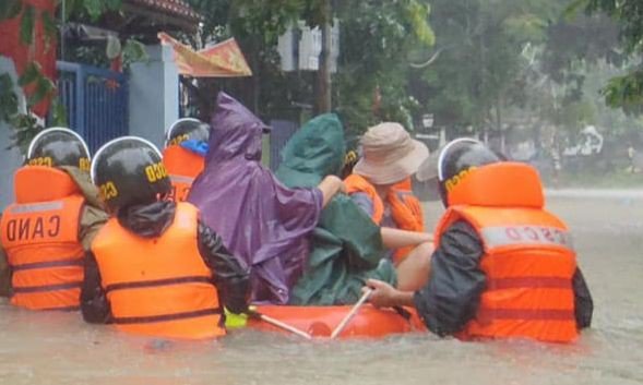 Công an Đà Nẵng tung quân ứng cứu, tiếp tế cho người dân vùng ngập lụt - 4