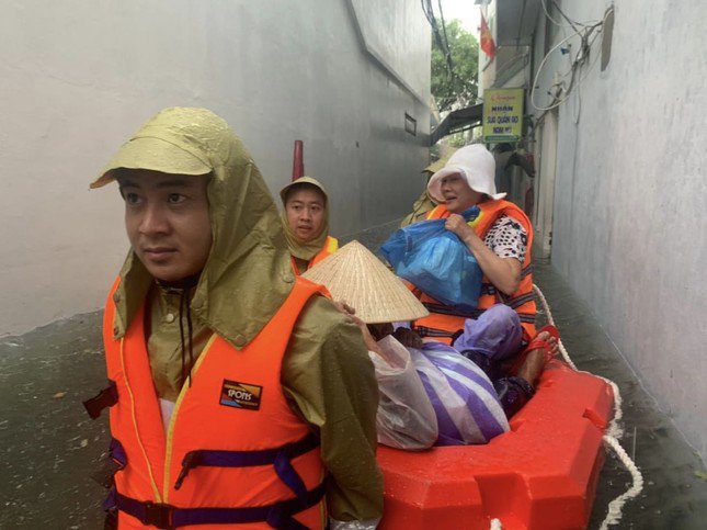 Công an Đà Nẵng tung quân ứng cứu, tiếp tế cho người dân vùng ngập lụt - 2