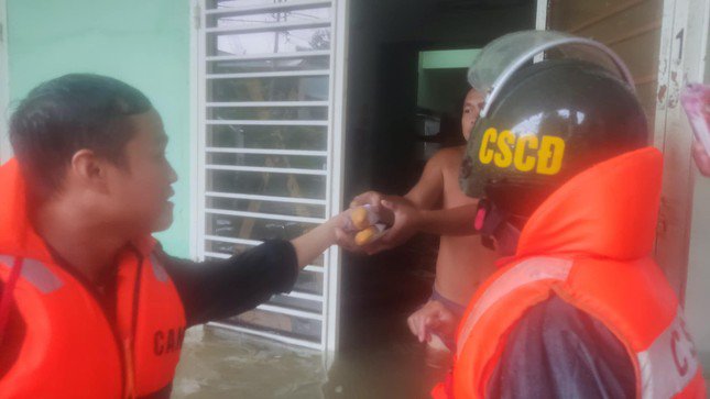 Công an Đà Nẵng tung quân ứng cứu, tiếp tế cho người dân vùng ngập lụt - 1
