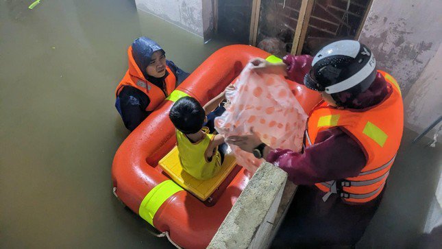 Công an Đà Nẵng tung quân ứng cứu, tiếp tế cho người dân vùng ngập lụt - 8