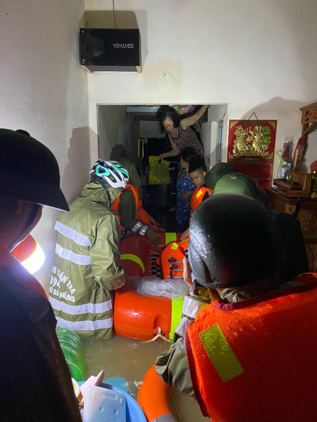 Công an Đà Nẵng tung quân ứng cứu, tiếp tế cho người dân vùng ngập lụt - 6