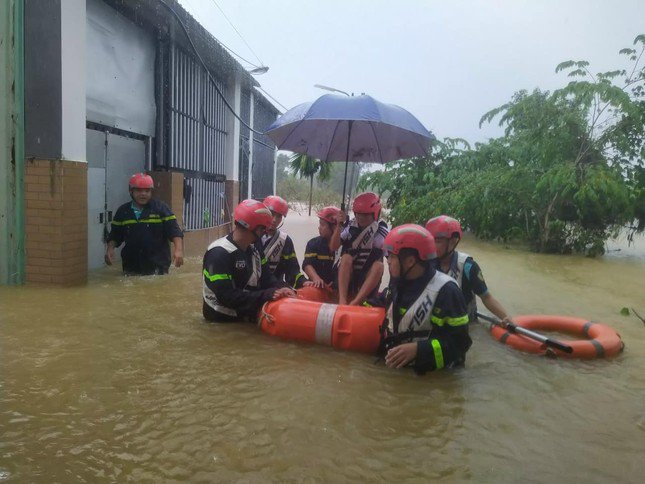 Công an Đà Nẵng tung quân ứng cứu, tiếp tế cho người dân vùng ngập lụt - 5