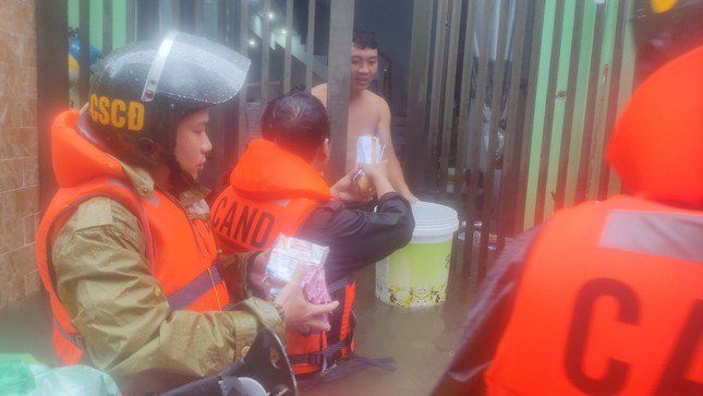Công an Đà Nẵng tung quân ứng cứu, tiếp tế cho người dân vùng ngập lụt - 9