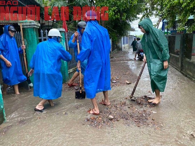 CLIP: Người dân Đà Nẵng khóc nấc vì thác bùn tràn vào nhà - 5
