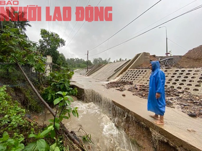 CLIP: Người dân Đà Nẵng khóc nấc vì thác bùn tràn vào nhà - 10