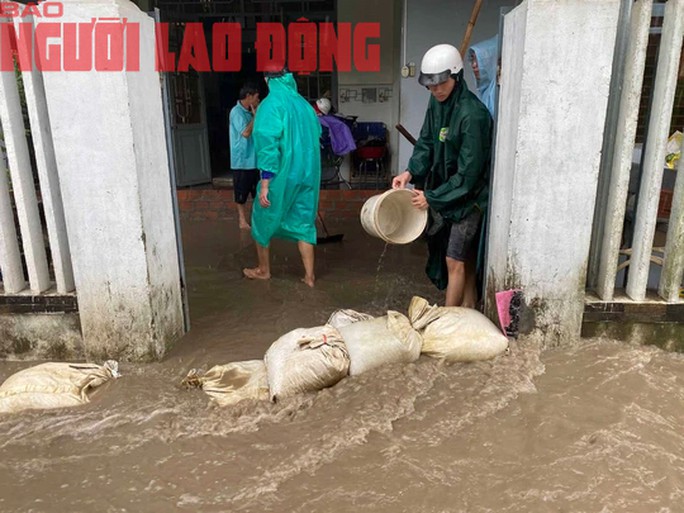 CLIP: Người dân Đà Nẵng khóc nấc vì thác bùn tràn vào nhà - 7