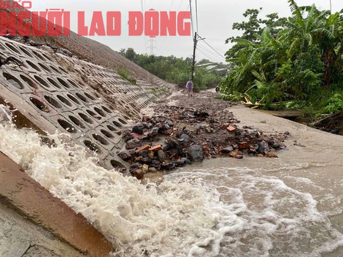 CLIP: Người dân Đà Nẵng khóc nấc vì thác bùn tràn vào nhà - 9