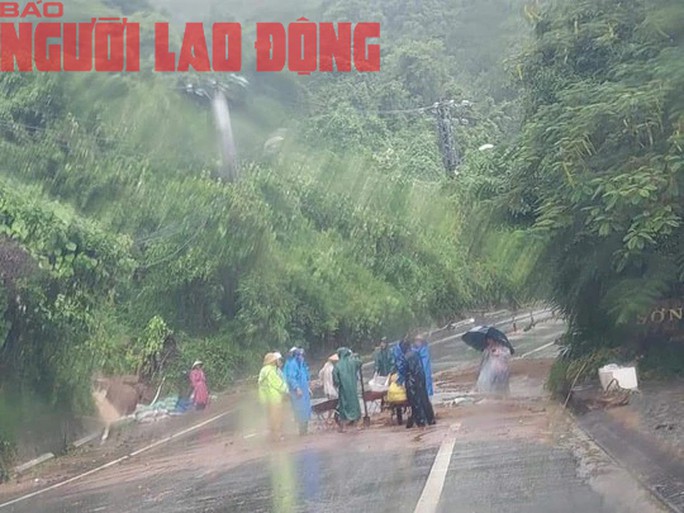 CLIP: Người dân Đà Nẵng khóc nấc vì thác bùn tràn vào nhà - 15