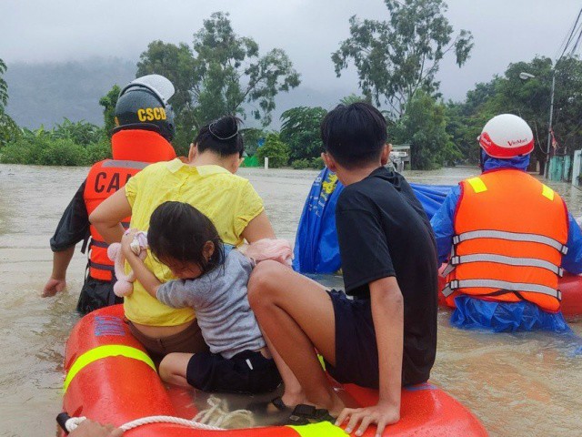 Mưa như trút nước ở Huế và Đà Nẵng, có nơi mưa 1000 mm