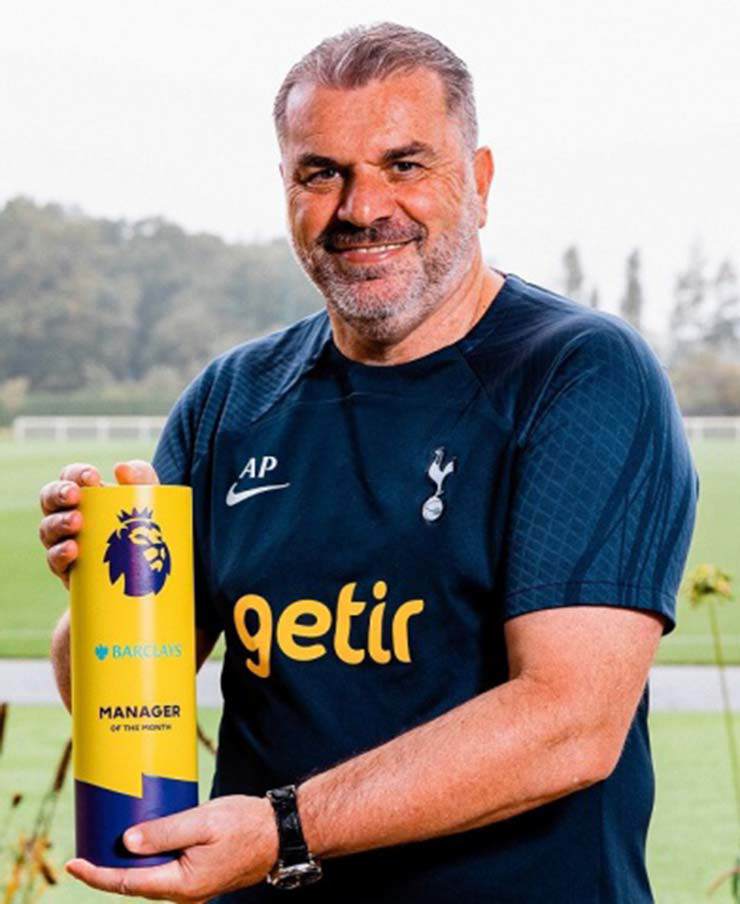 Ange Postecoglou bên giải thưởng HLV hay nhất tháng 9 của Premier League