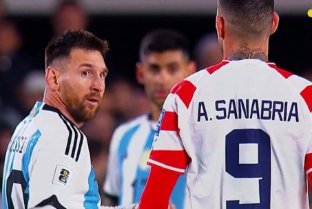 Cầu thủ "phun mưa" vào người Messi đang gây nhiều tranh cãi là ai?