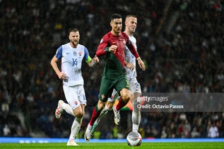Kết quả bóng đá Bồ Đào Nha - Slovakia: Chói sáng Ronaldo, rượt đuổi 5 bàn ngoạn mục (Vòng loại EURO)