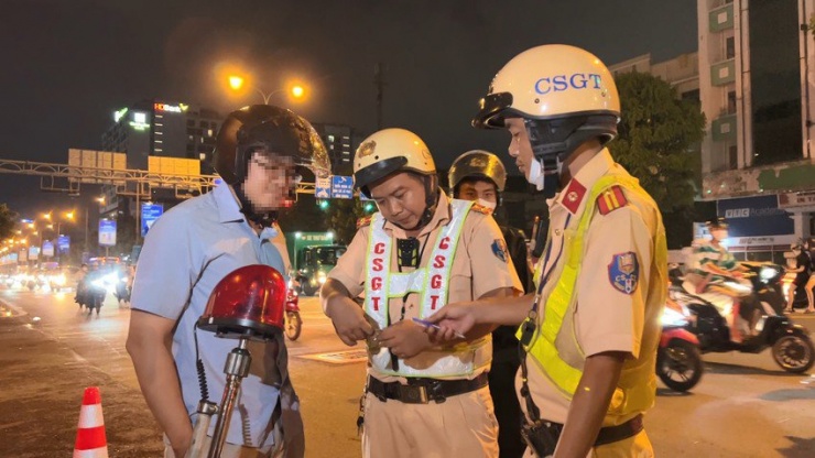 Bị CSGT phạt nồng độ cồn, người đàn ông mếu khóc: 'Hơi thở tôi mạnh hơn người thường' - 1