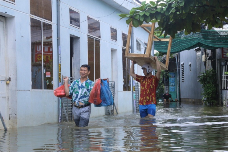 Người dân Đà Nẵng sơ tán đã 3 ngày, nhưng nhà vẫn ngập - 8