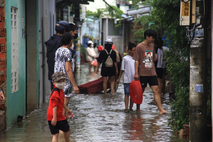 Người dân Đà Nẵng sơ tán đã 3 ngày, nhưng nhà vẫn ngập - 9