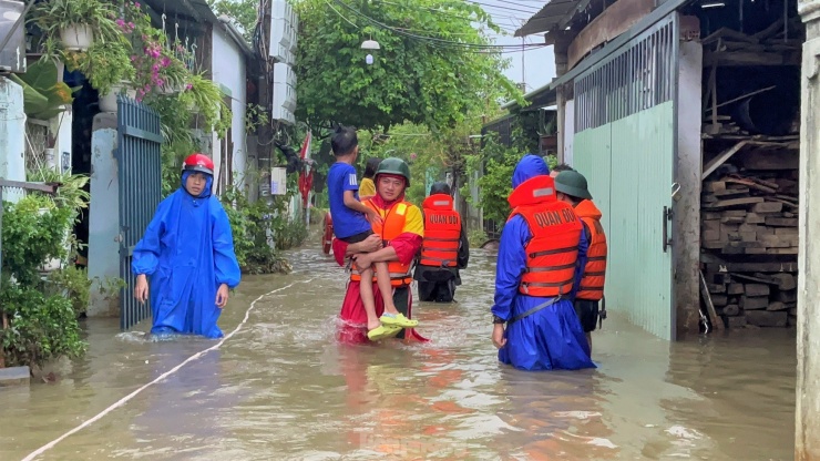 Người dân Đà Nẵng sơ tán đã 3 ngày, nhưng nhà vẫn ngập - 13