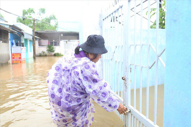 Dù nước đã rút bớt nhưng kiệt trước nhà vẫn ngập sâu. Ảnh: Giang Thanh