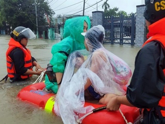 Mưa sầm sập đổ xuống Hà Tĩnh đến Quảng Bình