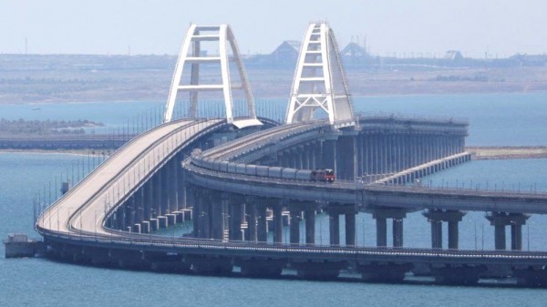 Đoàn tàu di chuyển trên cầu Crimea. Ảnh: GettyImages