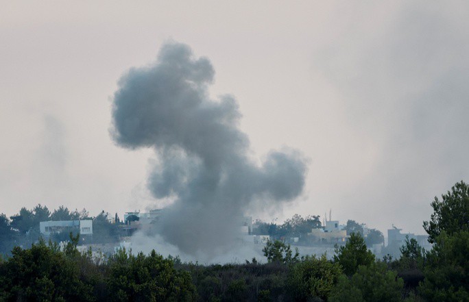 Khói bốc lên sau đòn pháo kích của Israel nhằm vào miền Nam Lebanon ngày 13-10. Ảnh: Reuters