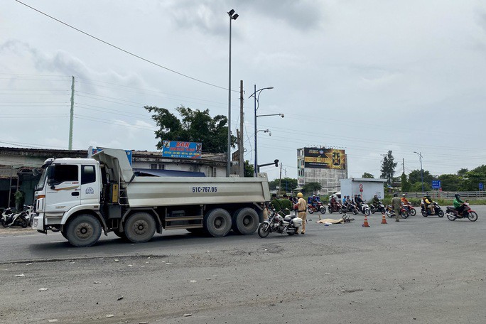 Người đàn ông đi xe đạp ngã xuống đường chết tại chỗ.