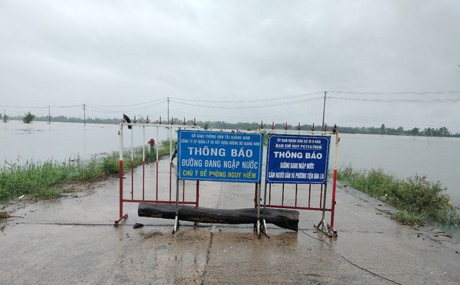 Quảng Nam tiếp tục mưa lớn: Một người mất tích, nhiều tuyến đường ngập sâu - 1
