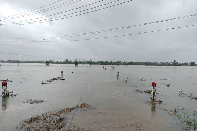 Quảng Nam tiếp tục mưa lớn: Một người mất tích, nhiều tuyến đường ngập sâu - 2