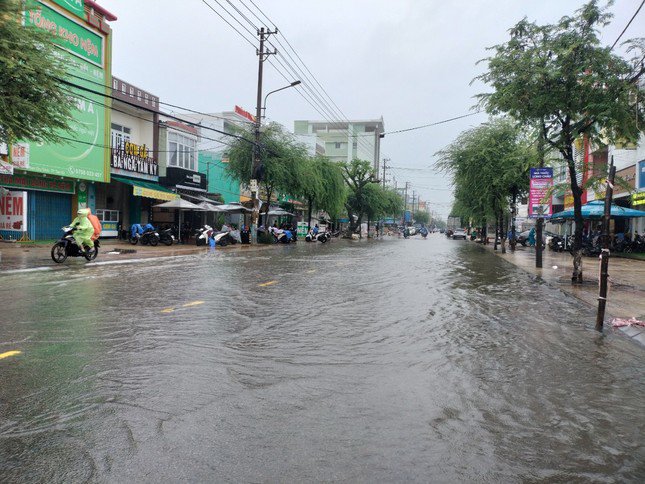 Quảng Nam tiếp tục mưa lớn: Một người mất tích, nhiều tuyến đường ngập sâu - 3