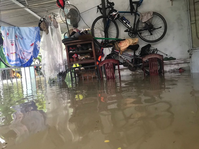 CLIP: Mưa trút xối xả, nhà dân, đường phố Tam Kỳ chìm trong biển nước - 2