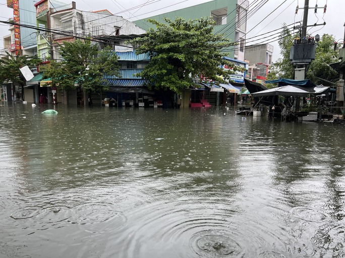 CLIP: Mưa trút xối xả, nhà dân, đường phố Tam Kỳ chìm trong biển nước - 8