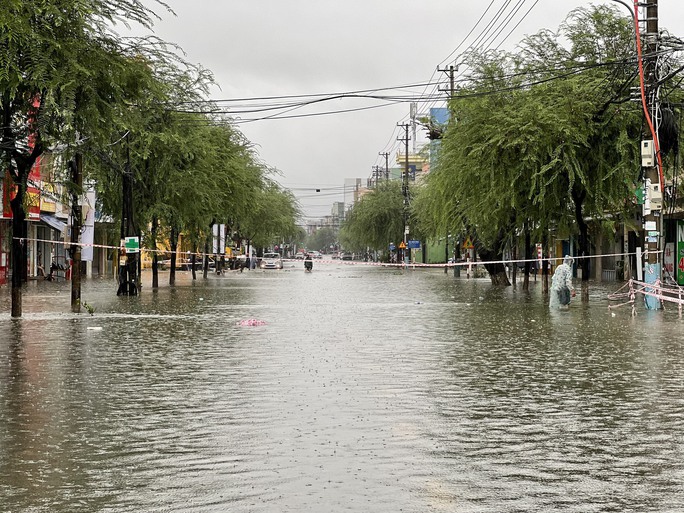 CLIP: Mưa trút xối xả, nhà dân, đường phố Tam Kỳ chìm trong biển nước - 7
