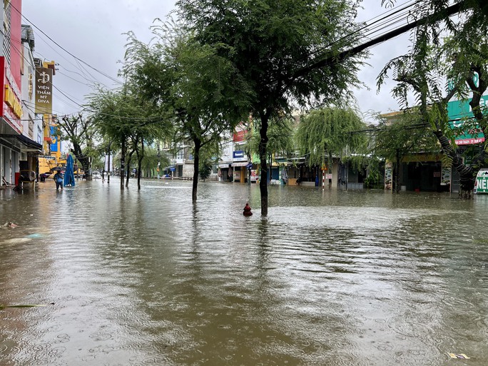CLIP: Mưa trút xối xả, nhà dân, đường phố Tam Kỳ chìm trong biển nước - 6