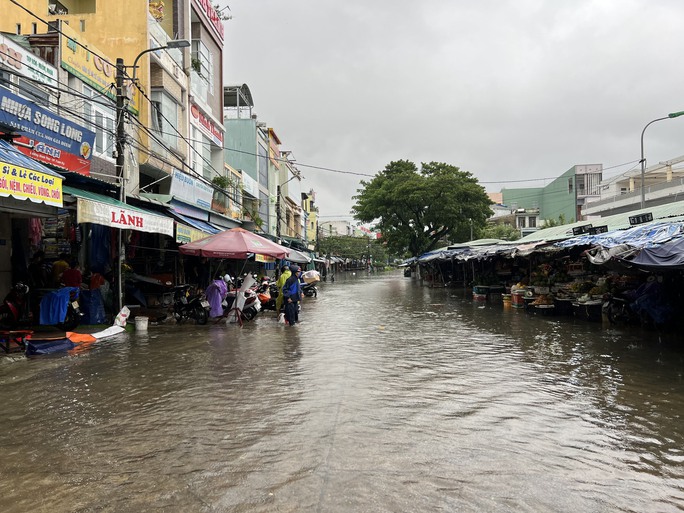 CLIP: Mưa trút xối xả, nhà dân, đường phố Tam Kỳ chìm trong biển nước - 10