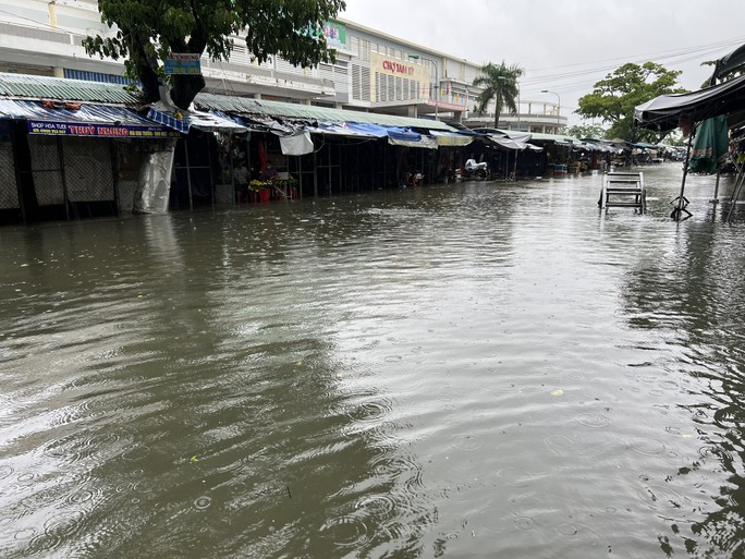 CLIP: Mưa trút xối xả, nhà dân, đường phố Tam Kỳ chìm trong biển nước - 9