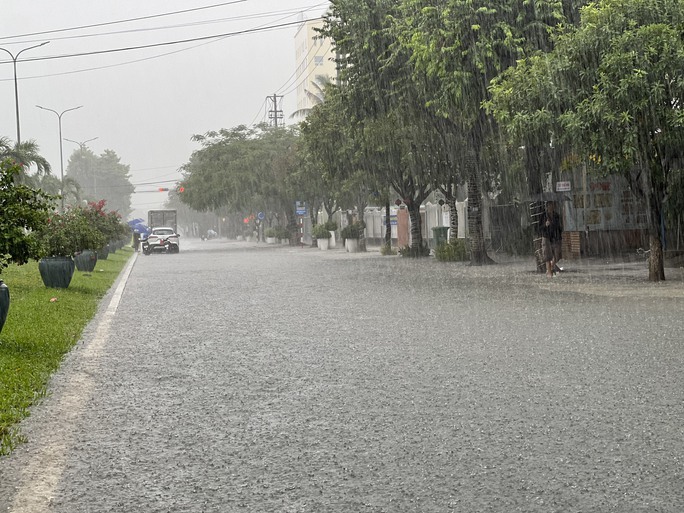 CLIP: Mưa trút xối xả, nhà dân, đường phố Tam Kỳ chìm trong biển nước - 16