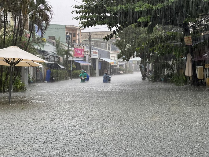 CLIP: Mưa trút xối xả, nhà dân, đường phố Tam Kỳ chìm trong biển nước - 13
